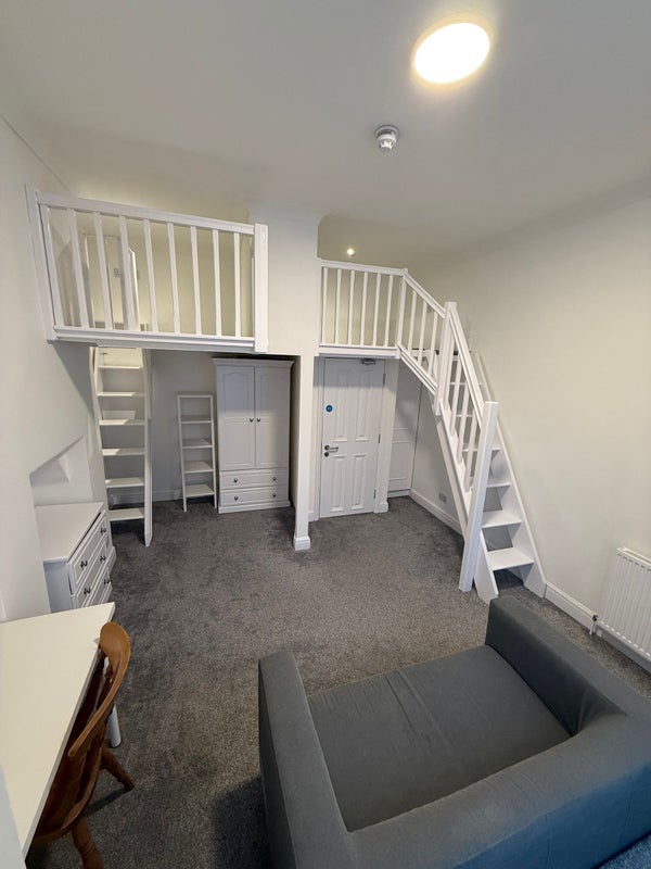 Room Mysore Road in Greater London