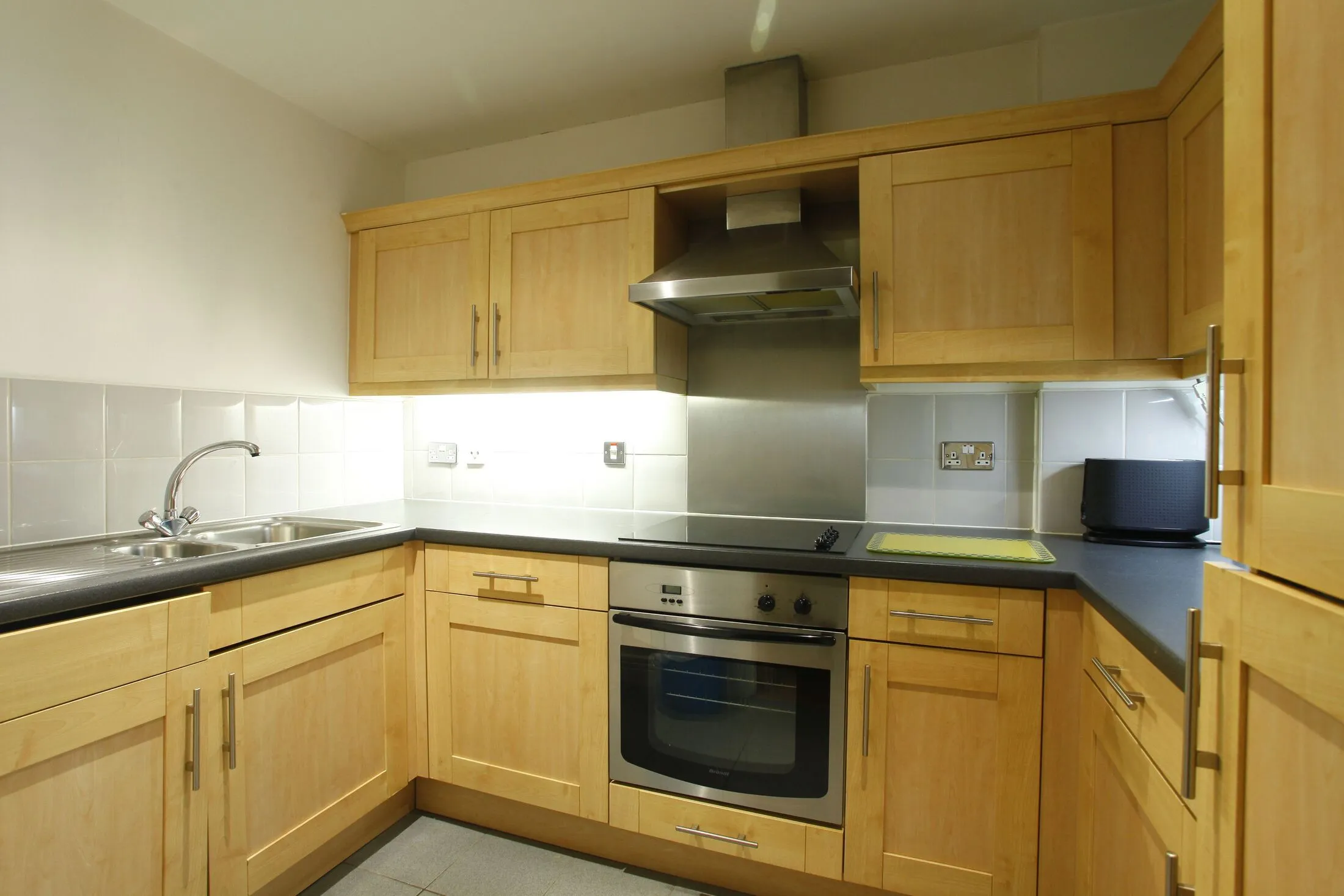 Flat Mansell Street in Greater London