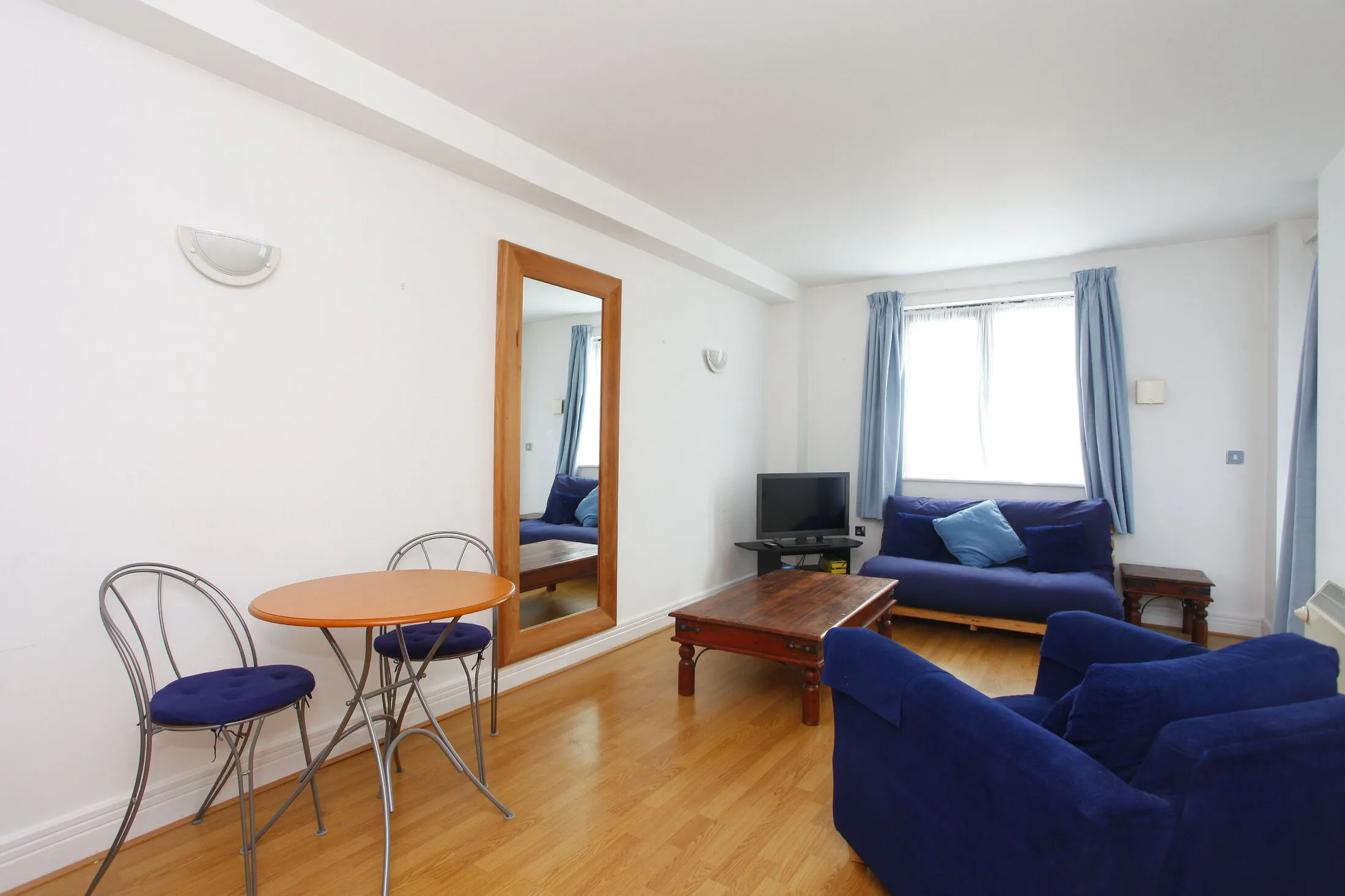 Flat Mansell Street in Greater London