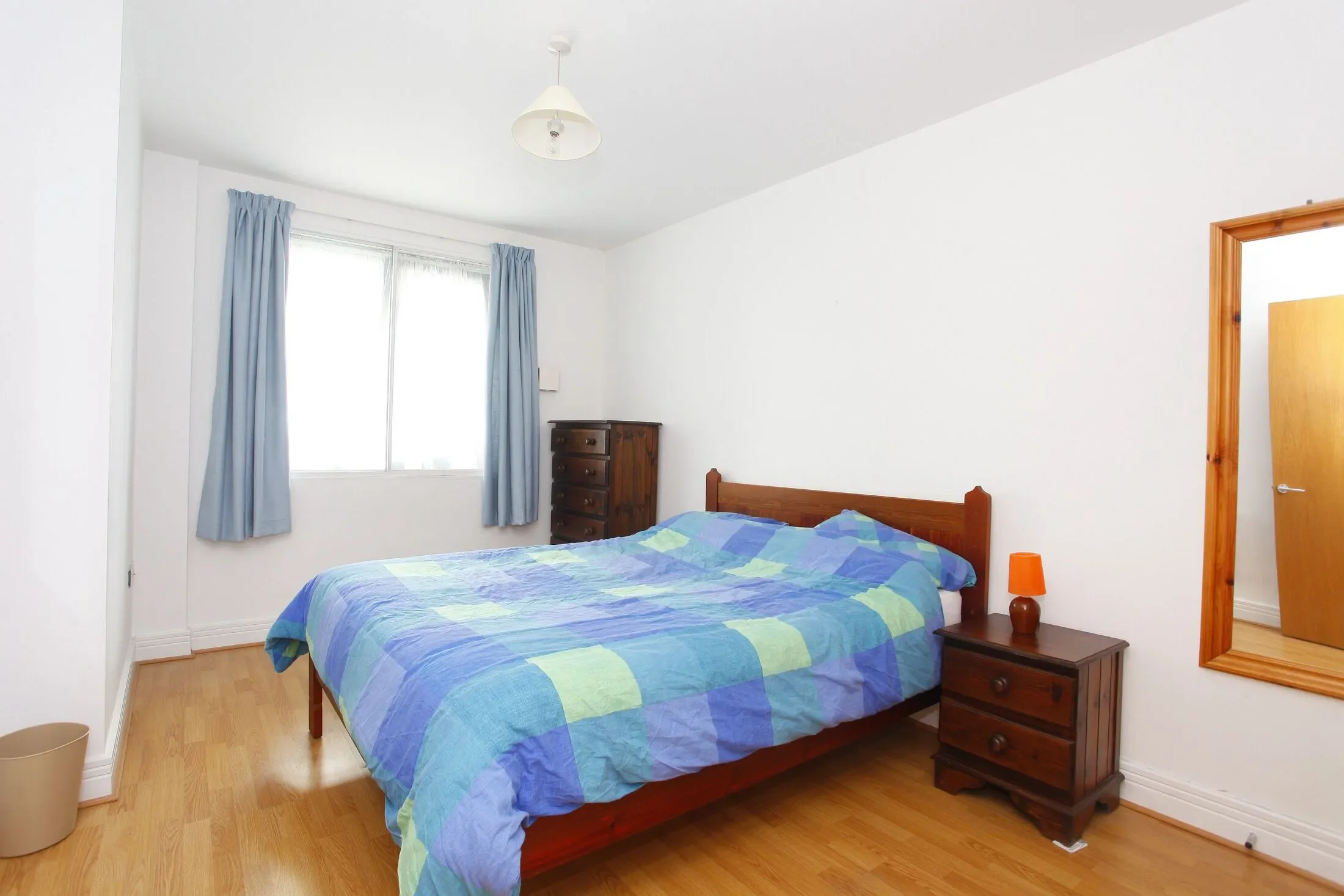 Flat Mansell Street in Greater London