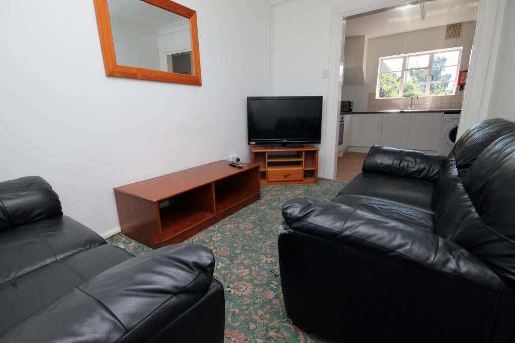 Flat Cossington Road in Canterbury