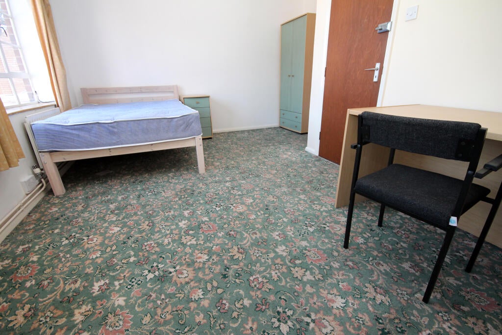 Flat Cossington Road in Canterbury