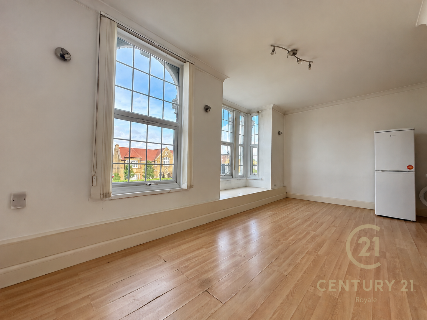Flat Ewell Road in Greater London