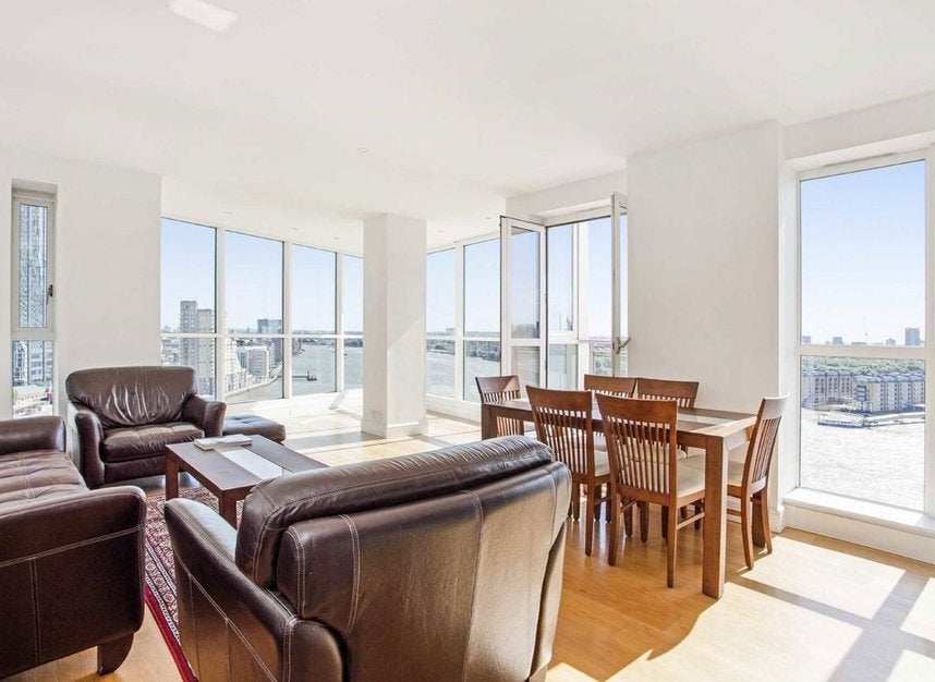Flat Westferry Circus in Greater London