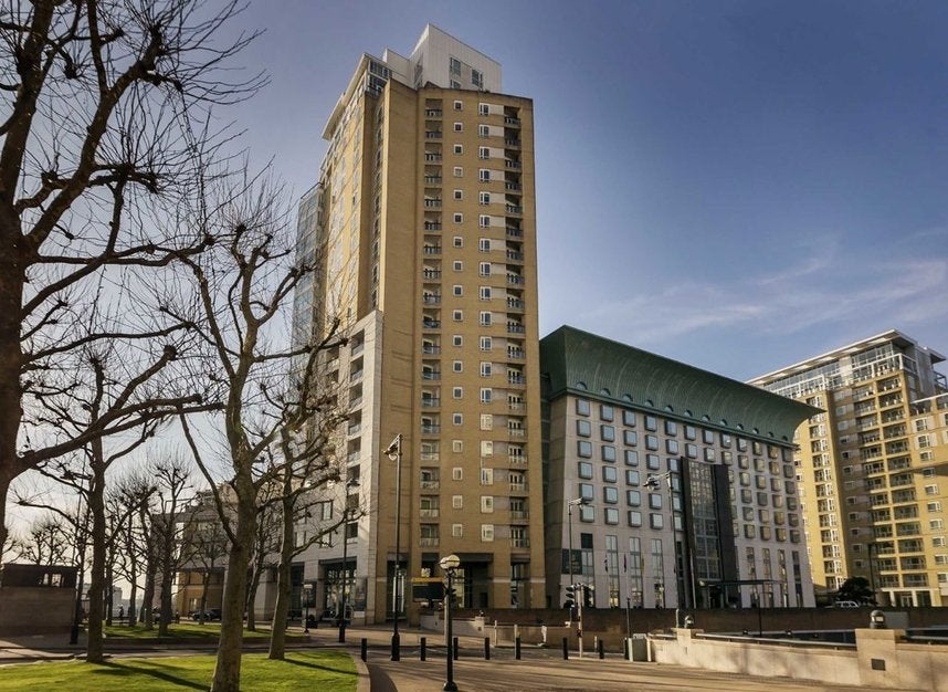 Flat Westferry Circus in Greater London