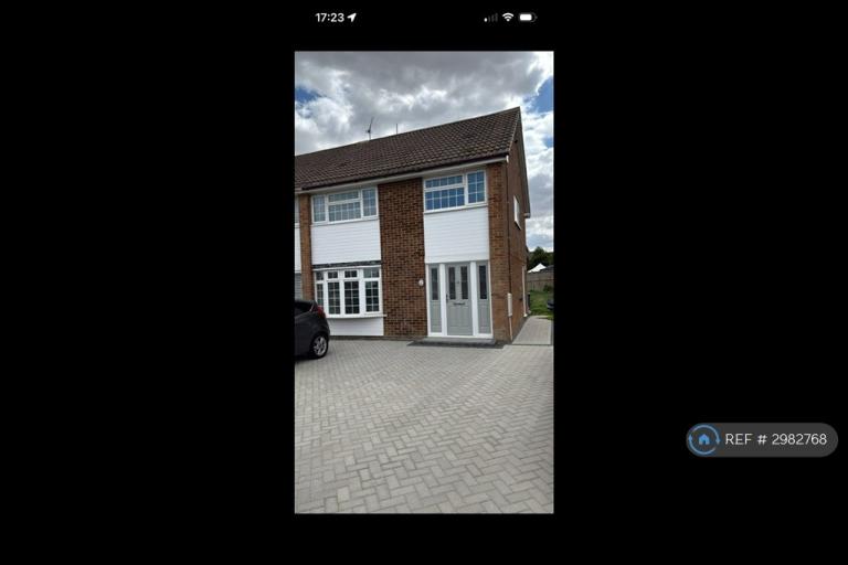 House Bradfield Avenue in Borough of Swale