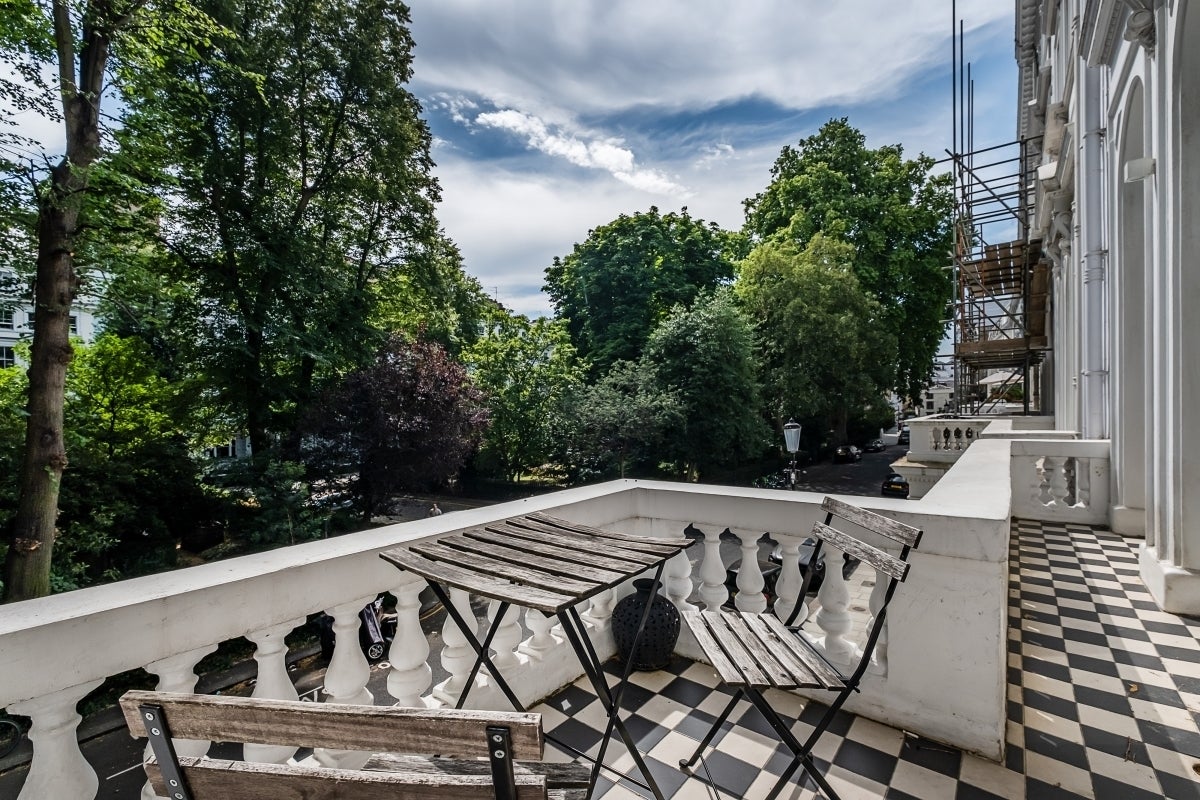 Flat Kynance Mews in Greater London