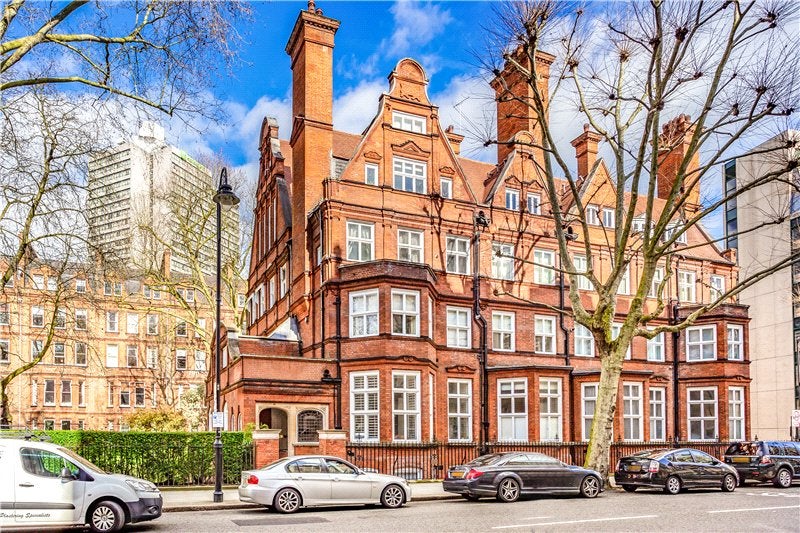 Flat Harrington Gardens in Greater London