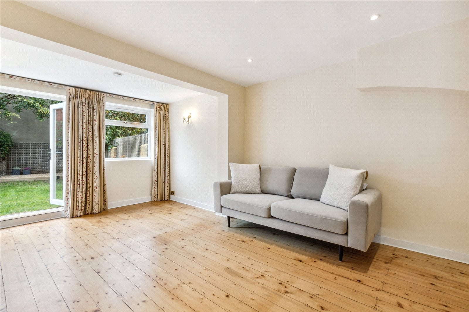 Flat Orlando Road in Greater London