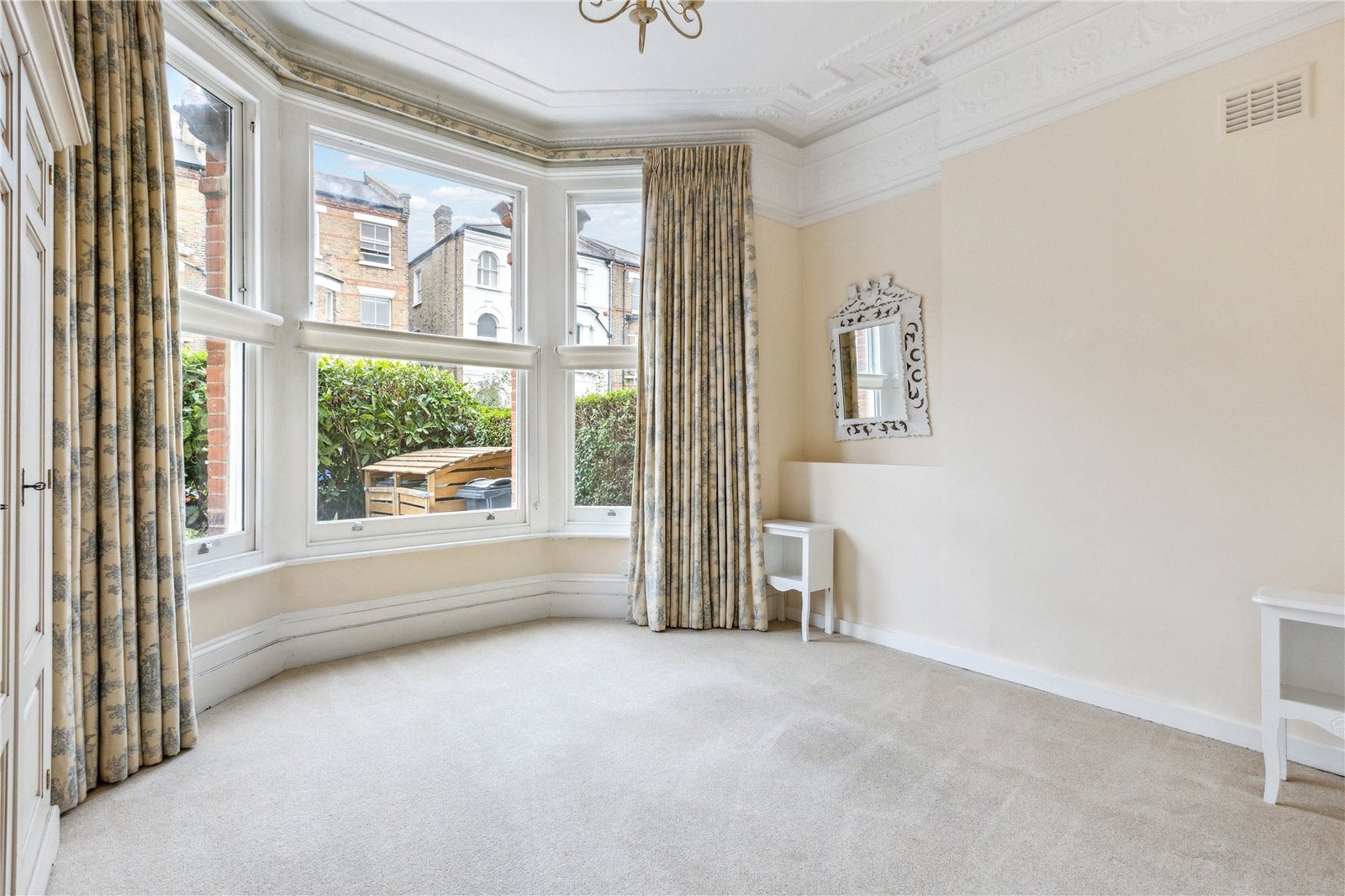 Flat Orlando Road in Greater London