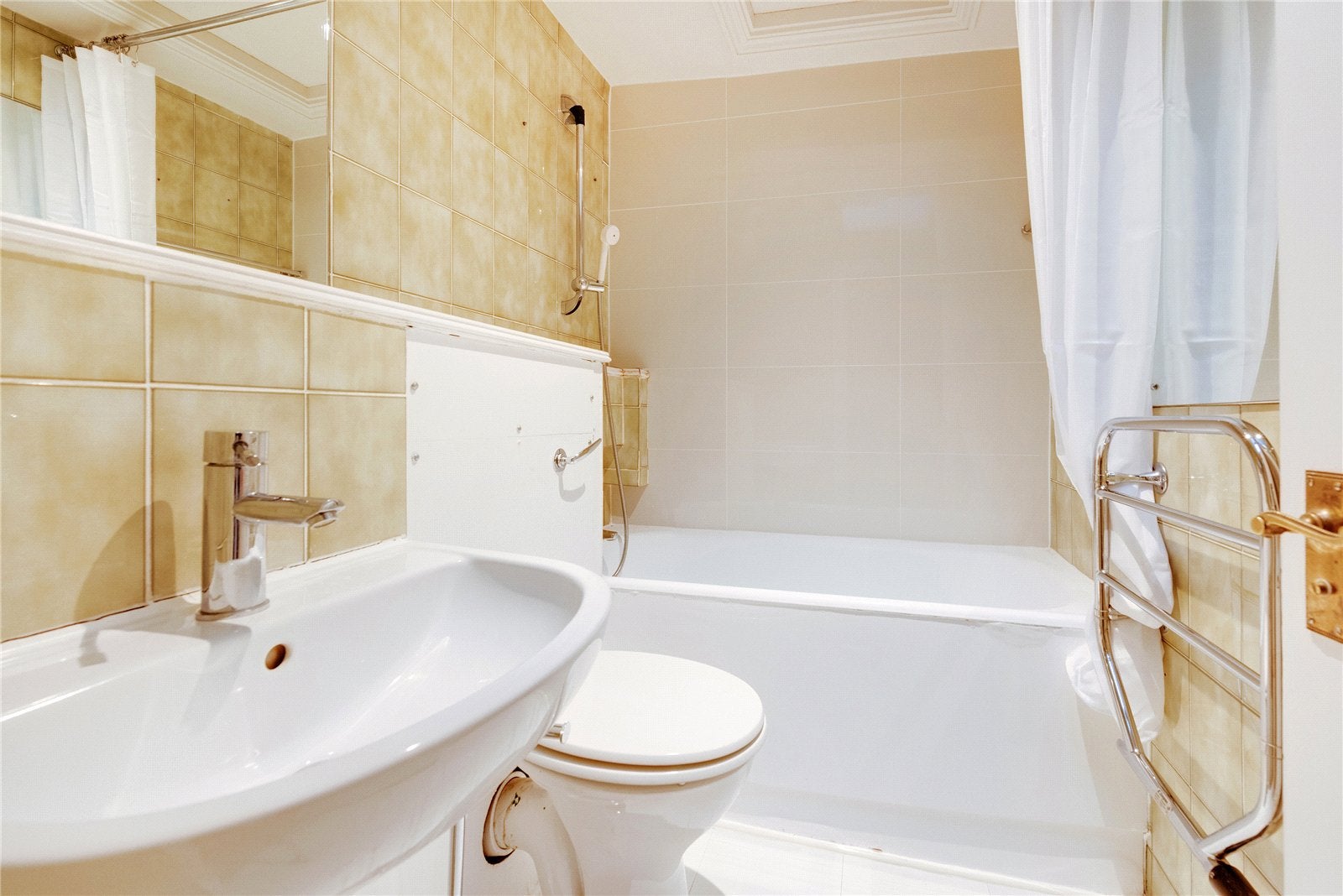 Flat Onslow Gardens in Greater London