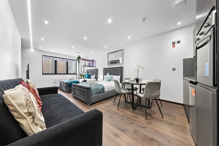Flat Armitage Road in Greater London