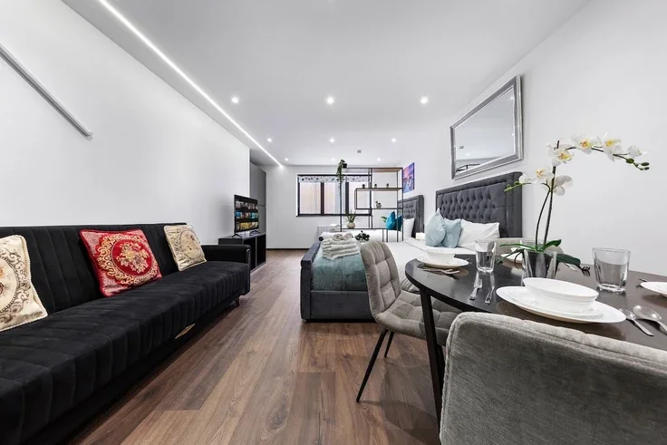 Flat Armitage Road in Greater London