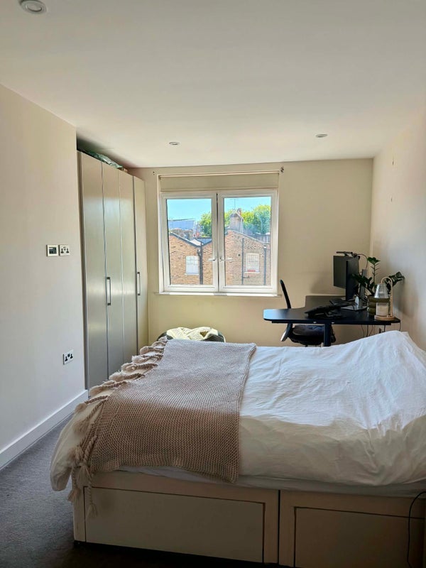 Room Goswell Road in Greater London