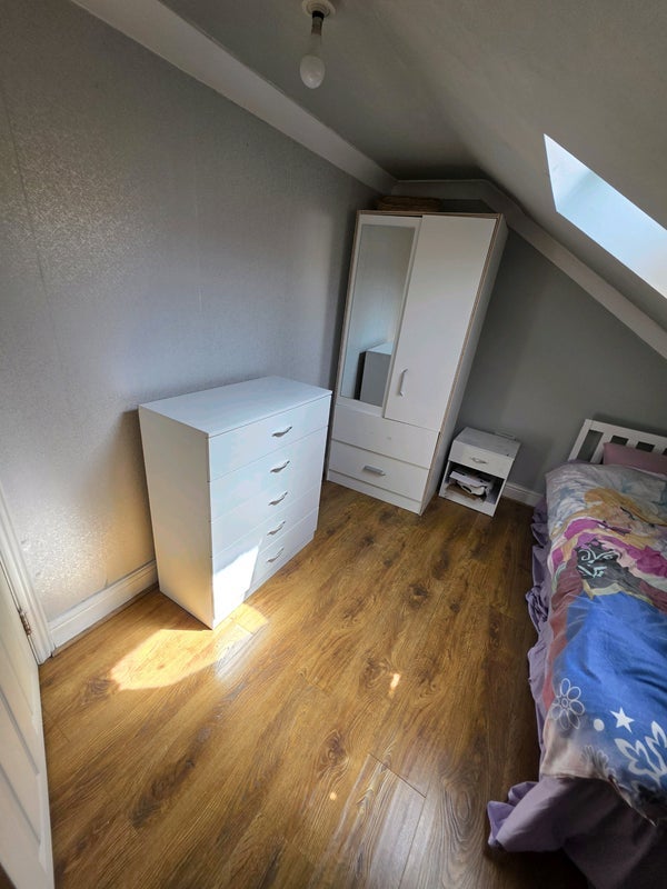 Room Shrewsbury Road in Greater London