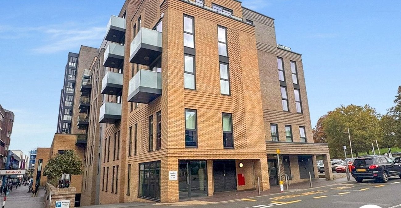 Flat Blossom Drive in Greater London