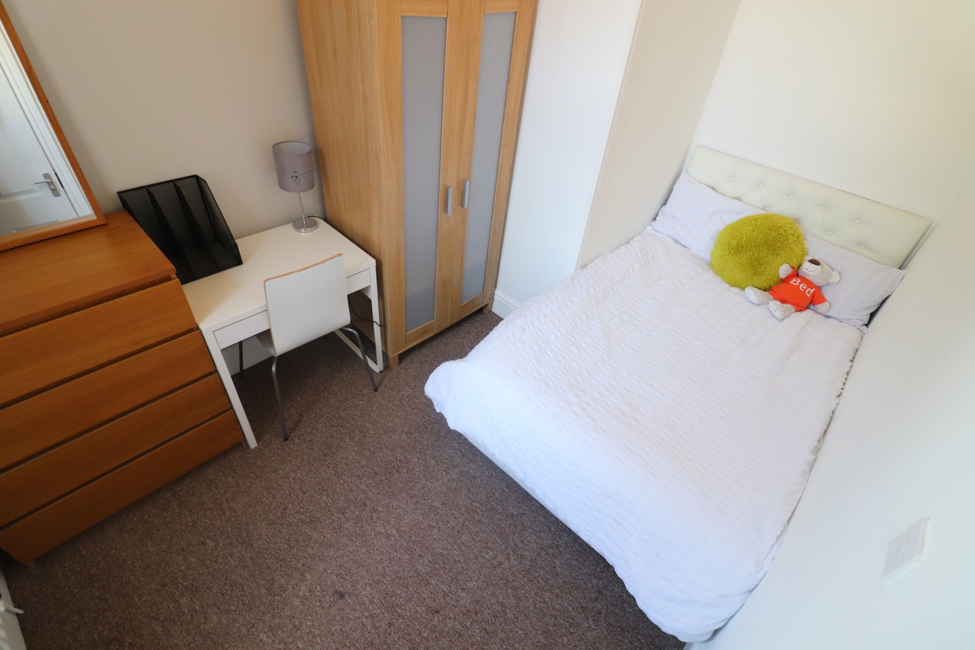 Room Beaconsfield Road in Runcorn