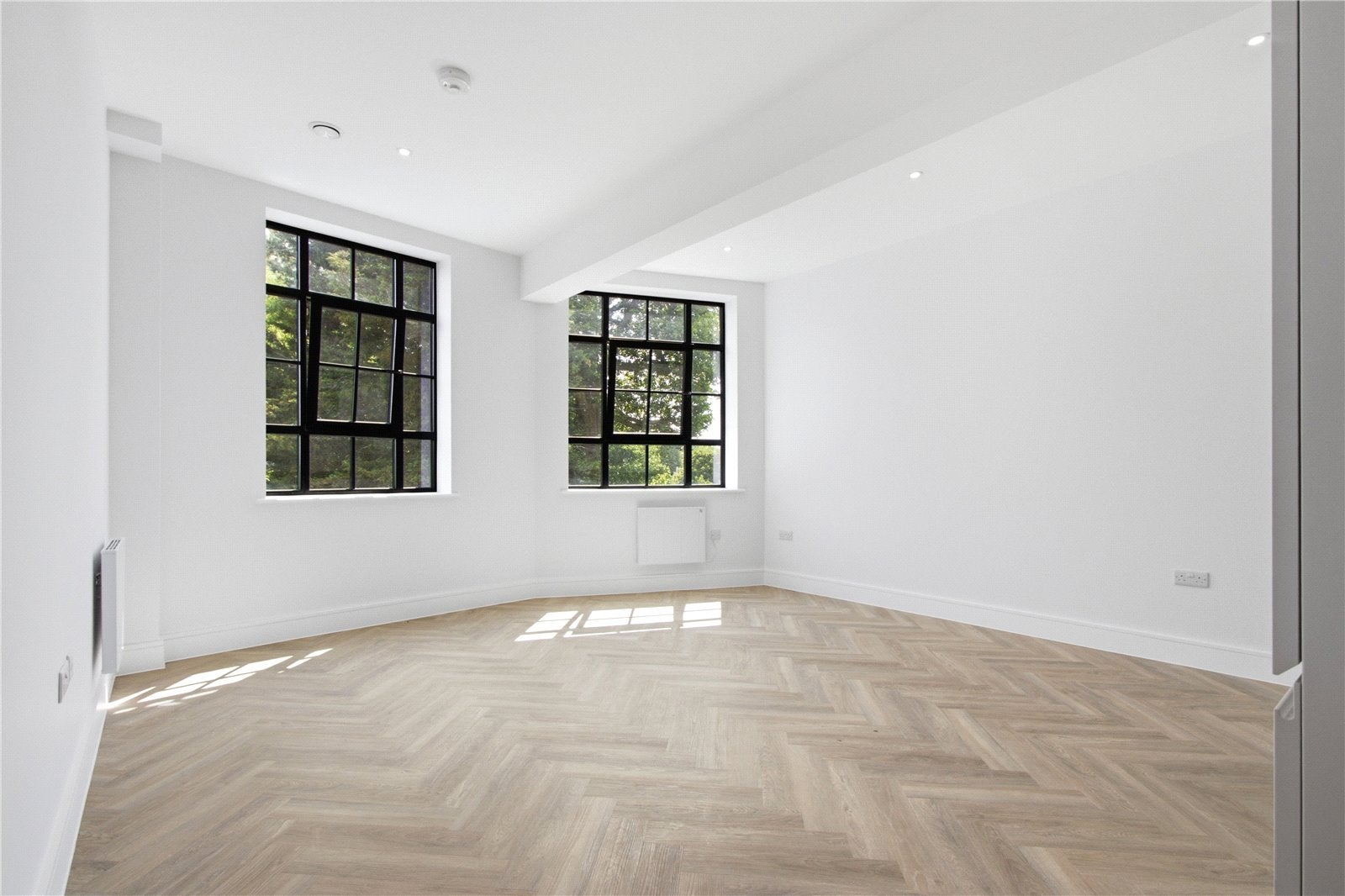 Flat Brunswick Park Road in Greater London
