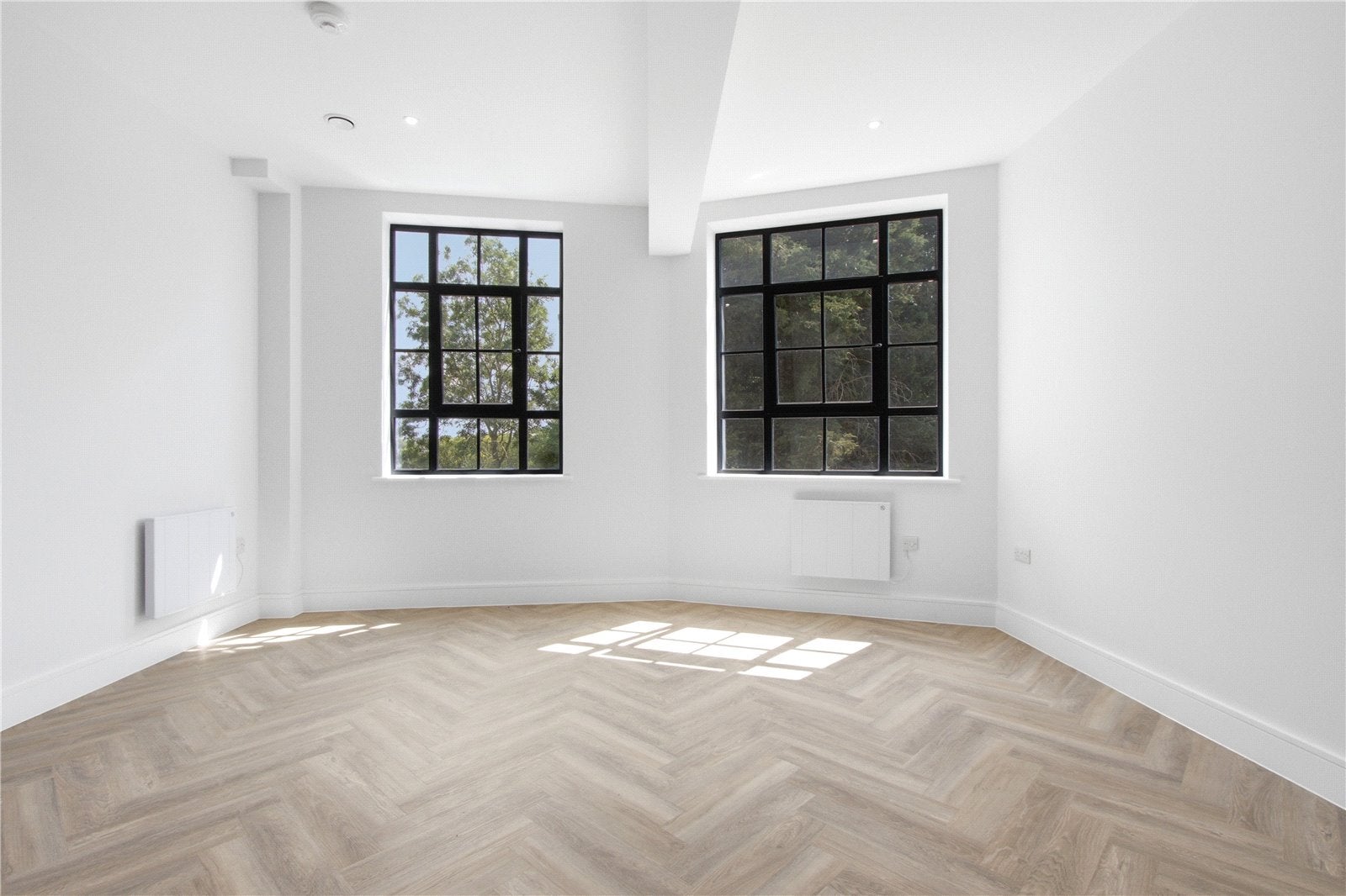 Flat Brunswick Park Road in Greater London