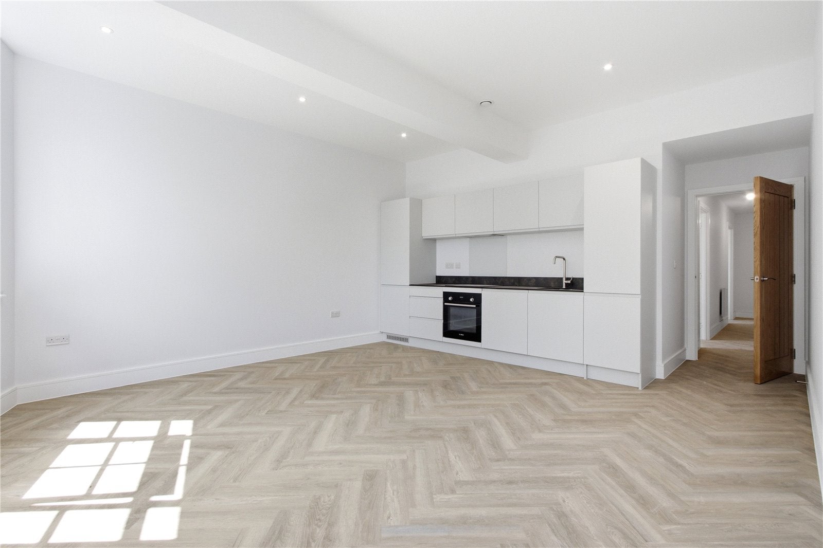 Flat Brunswick Park Road in Greater London
