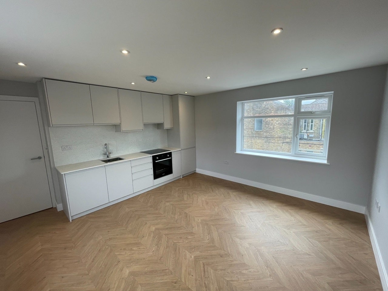 Flat Halons Road in Greater London