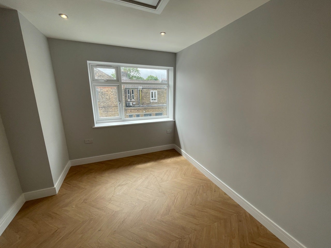 Flat Halons Road in Greater London