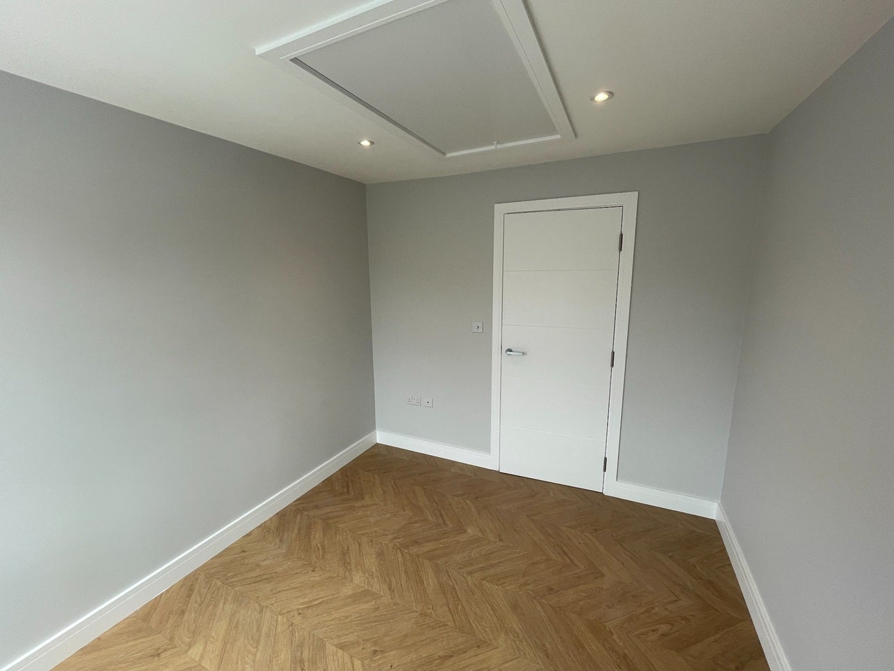 Flat Halons Road in Greater London
