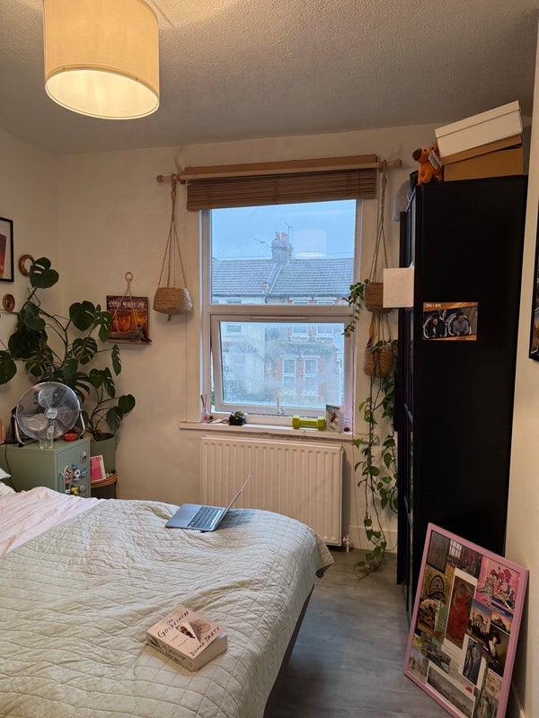 Room Homecroft Road in Greater London