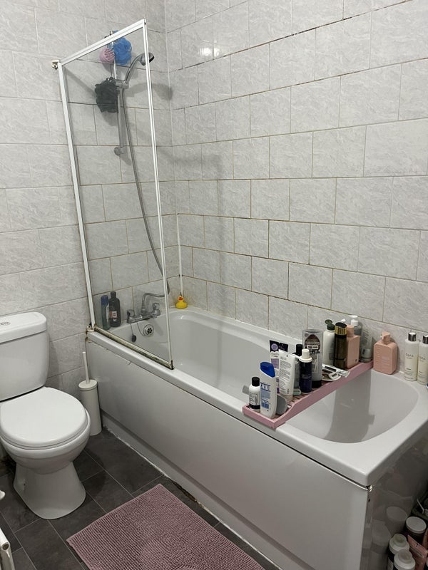 Room Homecroft Road in Greater London