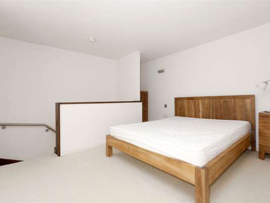 Flat Augustus Lane in Greater London