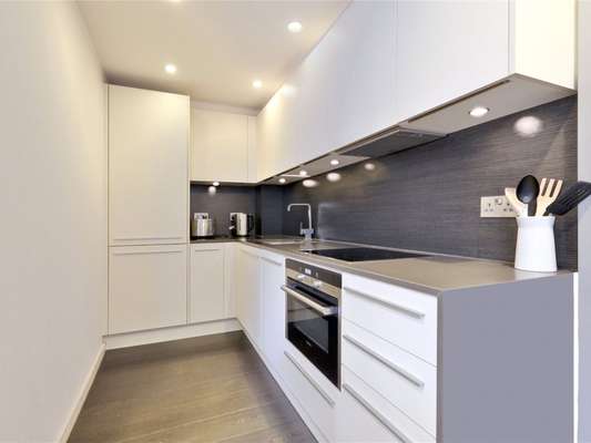 Flat Augustus Lane in Greater London