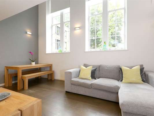 Flat Augustus Lane in Greater London