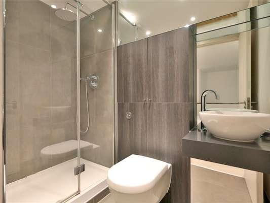 Flat Augustus Lane in Greater London