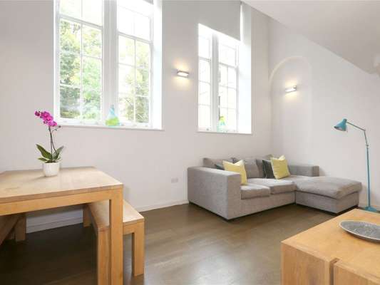 Flat Augustus Lane in Greater London