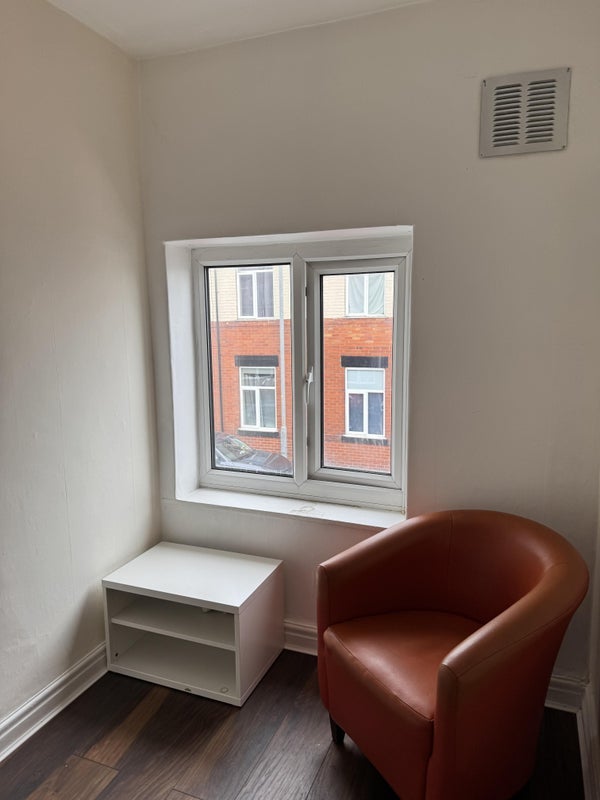 Room Borough Road in Salford