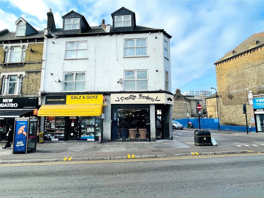 Flat Cedars Avenue in Greater London