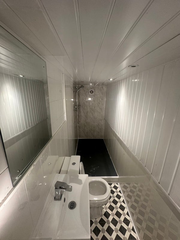 Room Burley Lodge Road in Leeds