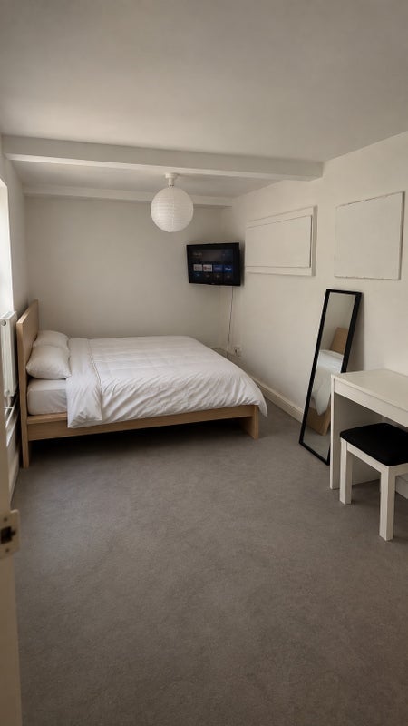 Room Burley Lodge Road in Leeds