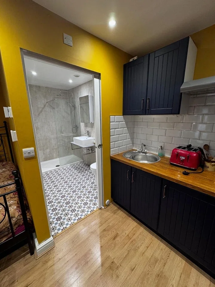 Flat Brackendale in Greater London