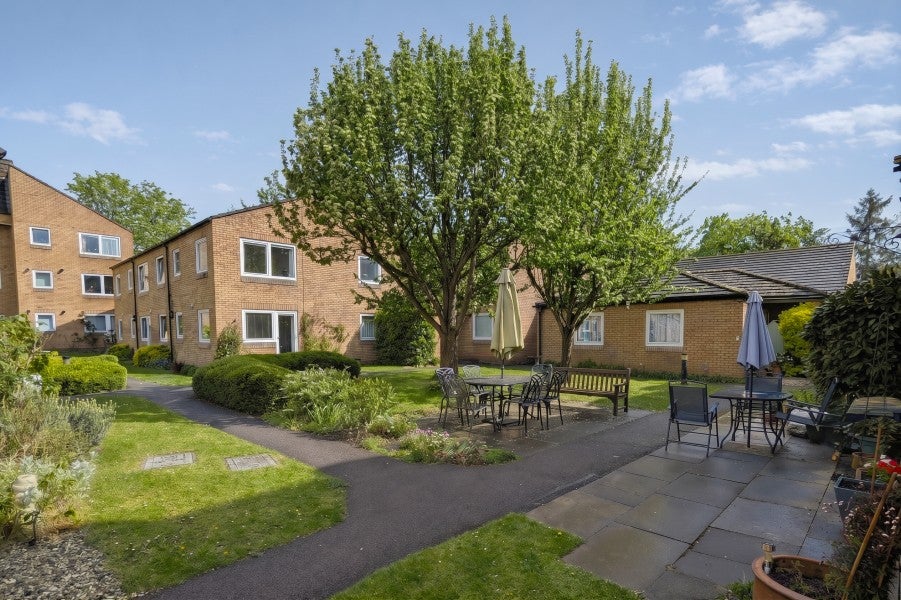 Flat Ashdown Close in Woking