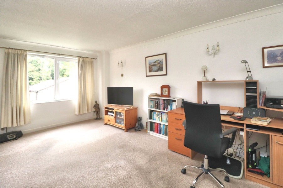 Flat Ashdown Close in Woking