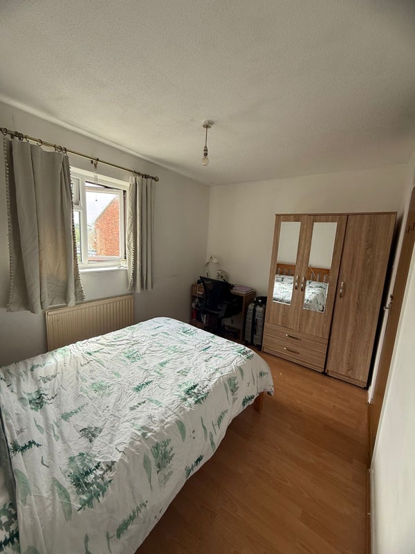 Room Nevada Close in Greater London