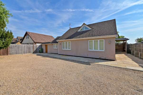 House Fifield Road in Fifield