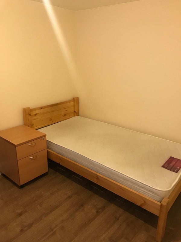 Room Livingstone Road in Greater London