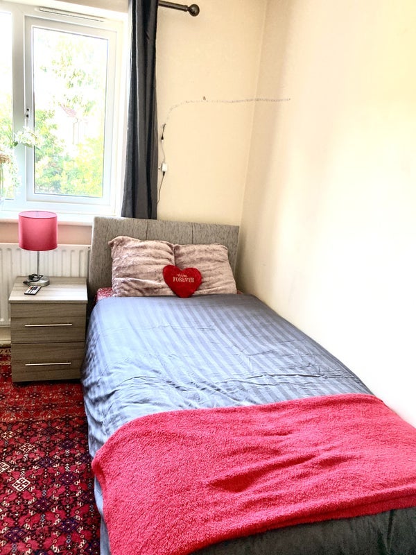 Room Stockley Crescent in Metropolitan Borough of Solihull