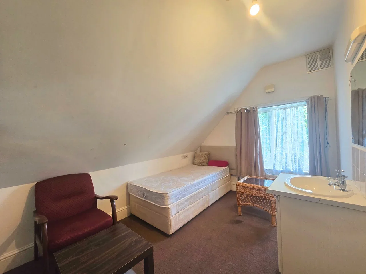 Room Church Road West in Rushmoor