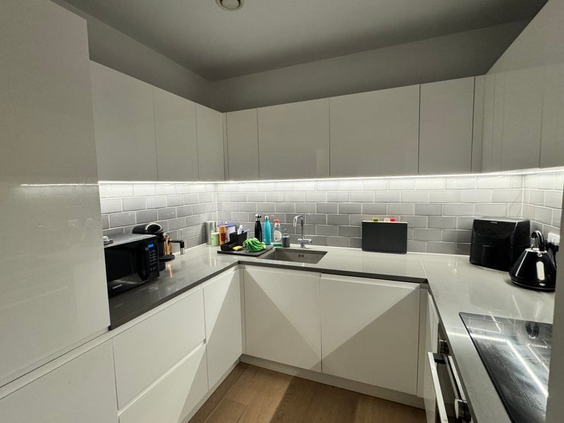 Flat Regalia Close in Greater London