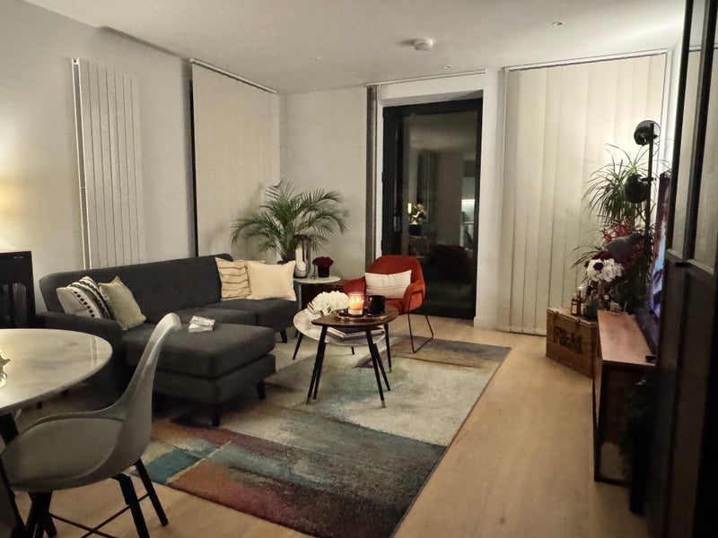 Flat Regalia Close in Greater London