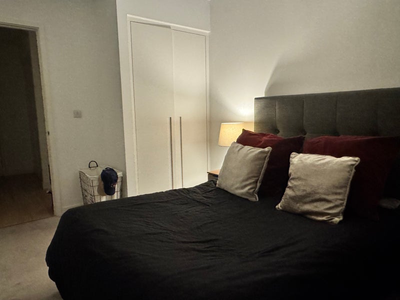 Flat Regalia Close in Greater London