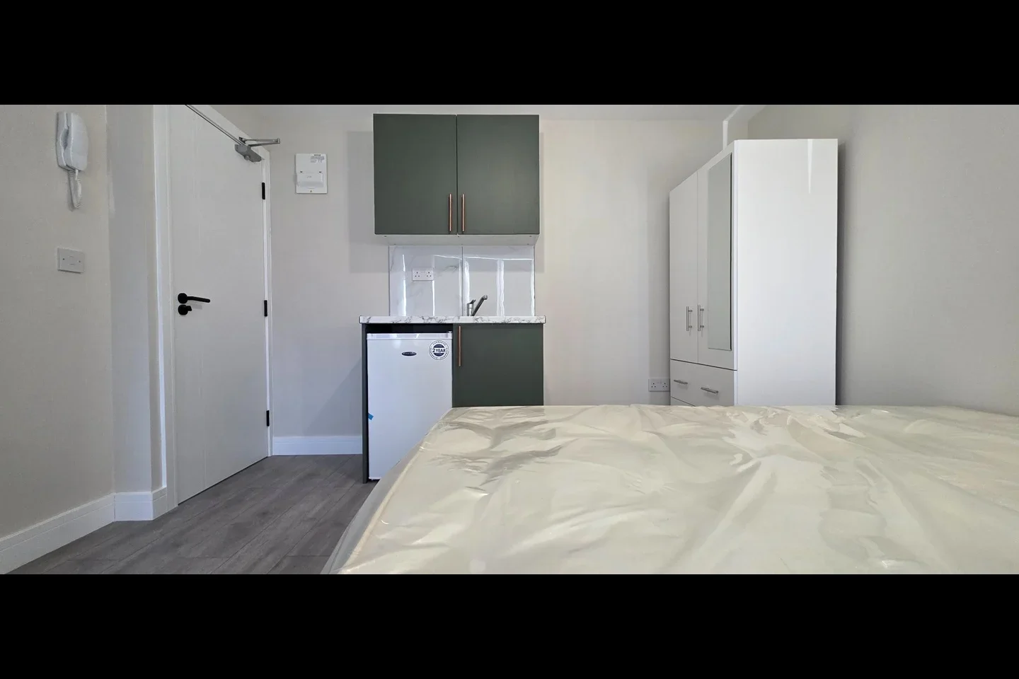 Flat Carlyon Avenue in Greater London